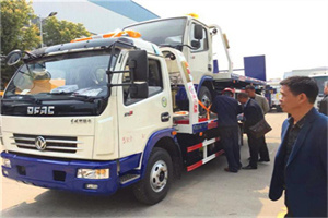 信宜汽车道路救援拖车价格